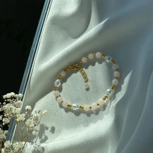 Handgjort armband 🤍 - .