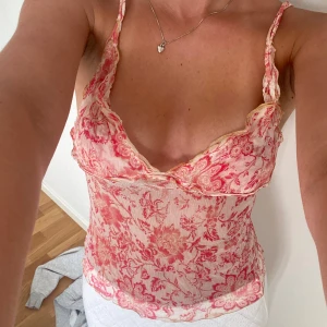 unik vintage intimissimi topp - Otroligt fin korallfärgad topp med guld detaljer som är väldigt unik. 