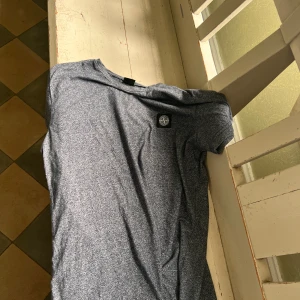 Stone Island T-shirt - Stone Island t-shirt i bra skick. Nästan aldrig använd. Storlek L. Köparen står för frakt!