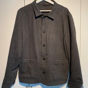 Oscar Jacobson Talia Jacket  - Hej, säljer en grå overshirt från Oscar Jacobson. Modellen heter Talia och är regular fit. Nypris 2200kr. Välanvänd men i fint skick. Oerhört skön och kvalitativ. Stilsäker och passar till allt. Storlek M. Pris kan diskuteras. Hör av dig vid intresse
