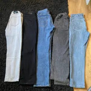Säljer massa jeans då dom inte passar längre. Skriv om du är sugen på att köpa så skriver jag storlek osv! 