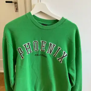 Grön sweatshirt från Gina Tricot. Sparsamt använd. Storlek S