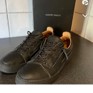 Guiseppie Zanotti - Säljer nu mina sparsamt använda Guiseppe skor. Skorna är i bra skick och köparen står för frakten