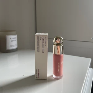Smink - Rare Beauty blush i färgen BLISS. Inte testad & inte använd. Fick i födelsedagspresent men har aldrig använt. Nypris 389kr , säljer för 270kr ❣️