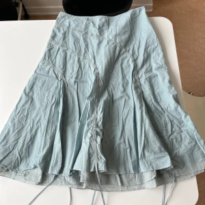 Kjol - Super cute skirt in a midi length, below the knees. Very nice lace details. 
