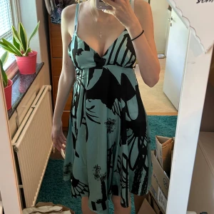 Mönstrad silkesklänning - Mönstrad silkesklänning blå och svart, storlek 36, bra kvalitet