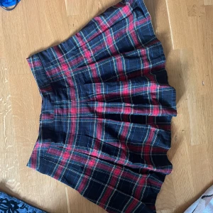 Cheerleader - Klassisk cheerleader kjol. Passar S, jag är 165 å den sitter bra längd på mig :) 35 cm midja, 40 längd