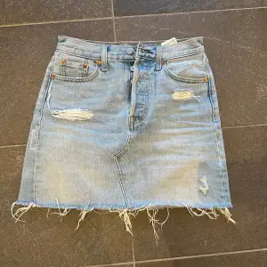 Säljer denna super fina kjol från Levis💕mycket bra skick! Nypris mellan 600-700kr🥰