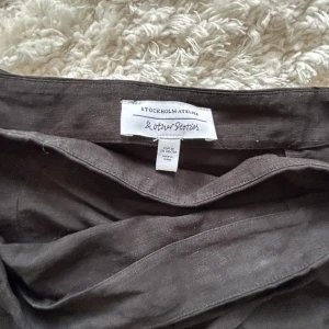 & other stories omlottkjol - Omlottkjol från & other stories . Kjolen är svart men ser mycket ljusare ut på bilden.  