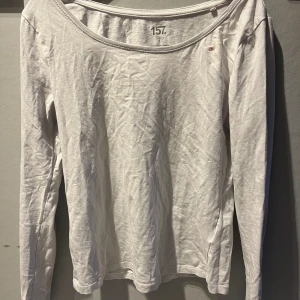 Vit u-ringad tröja  - Jag säljer denna u-ringade tröjan eftersom att jag inte har någon användning för den. Den ligger bara i garderoben helt enkelt. Parfekt besic plagg för dig som gillar lite med tajt och u-ringade kläder. Denna tröja tvättas och stryks innan leverans☺️