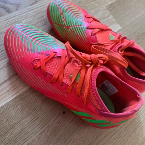 fotbollsskor barn  - Bra skick. Används bara några gånger 