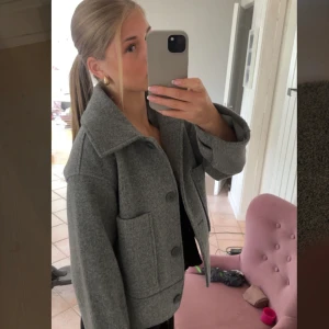 Kappa - Säljer denna näst intill oanvända jackan ifrån Kappahl som jag köpte förra våren, har använt den några få tillfällen så den är i ny skick. Nypris är 899, hör gärna av dig vid frågor och funderingar!💕