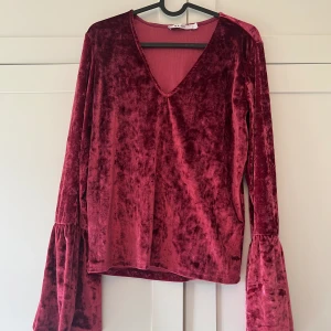 Långärmad topp - Mörkrosa långärmad topp från NA-KD i sammetsliknande material. Storleken är L men tycker att den sitter även bra på M utan att se för stor ut. Sparsamt använd, väldigt gott skick