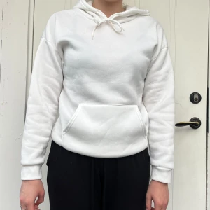 Hoodie - En snygg vit hoodie helt oanvänd 💞💞💖
