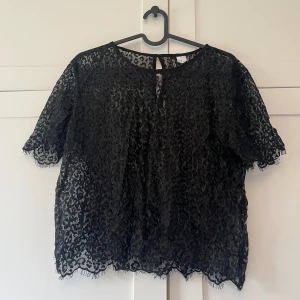 Topp - Genomskinlig topp i leopardmönster. Använd men i gott skick