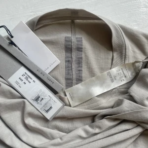 rick owen’s mainline long sleeve - rick owens long sleeve från ss19 MED TAGS. size 48. passar mig bra som e 180! kom privat om du har några frågor:) ❗️skicka prisförslag❗️