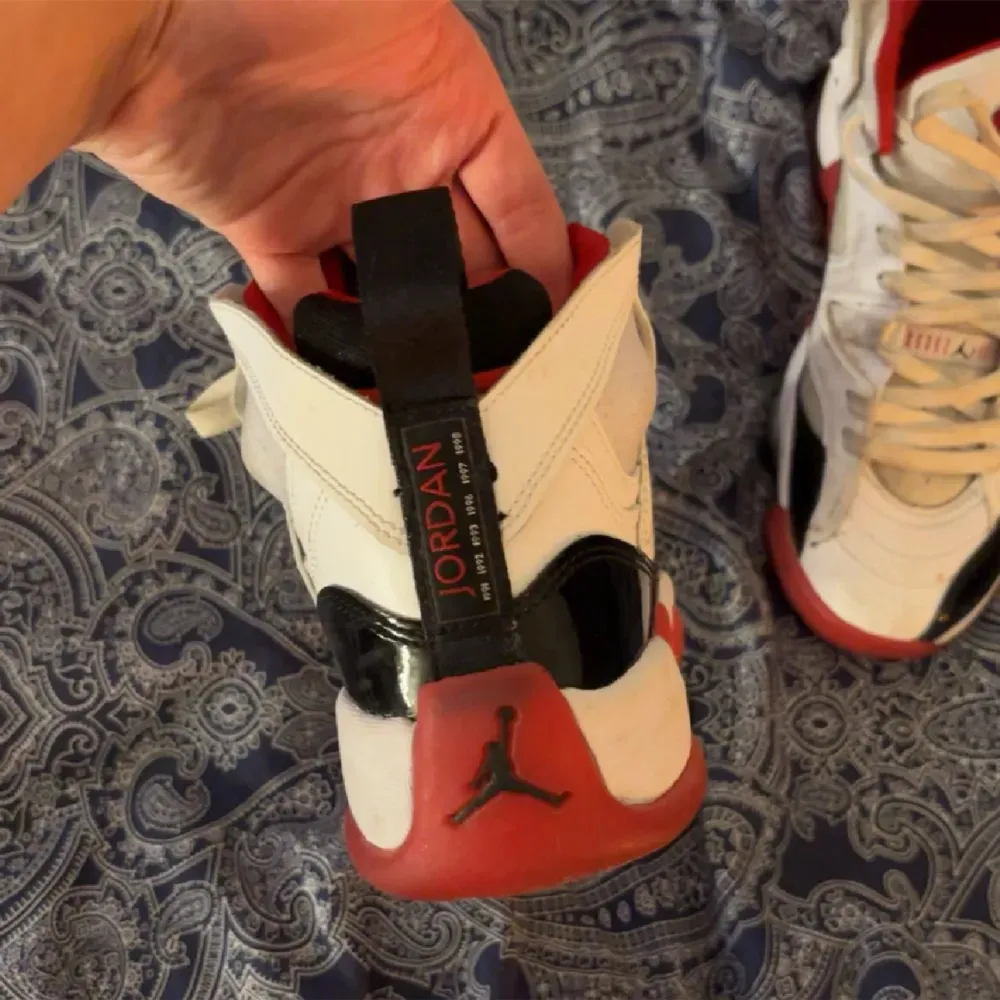 SĂ€ljer mina Grade School Air Jordan skor dĂ„ dom Ă€r för stora för migđ Dom Ă€r anvĂ€nda en gĂ„ng och i vĂ€ldigt bra skick, Köpta pĂ„ JD sports för 1500krđ storlek 38, pris gĂ„r att diskuterađ«¶. KengĂ€t.