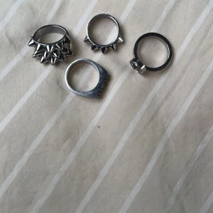 Edblad ringar💓 - Säljer mina ringar från Edblad då jag föredrar guld😊 Köpta i butik och inga skador, storlek på sista bilden 💓 150kr st, den stora är såld