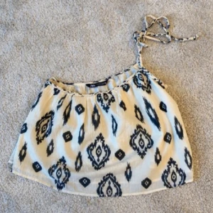 Slutsåld zara topp  - Säljer min populära och slutsålda zara topp som har prislapp kvar! 🤍 köpte i höstas för 329kr! ⭐️Lånade bilder, hör av dig för mina egna! Priset går att diskutera! 