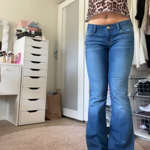 Lågmidjade jeans - Såå snygga lågmidjade jeans från Mavi, jättebra skick  Midjemått:39cm Innerbenslängd: 83/84cm