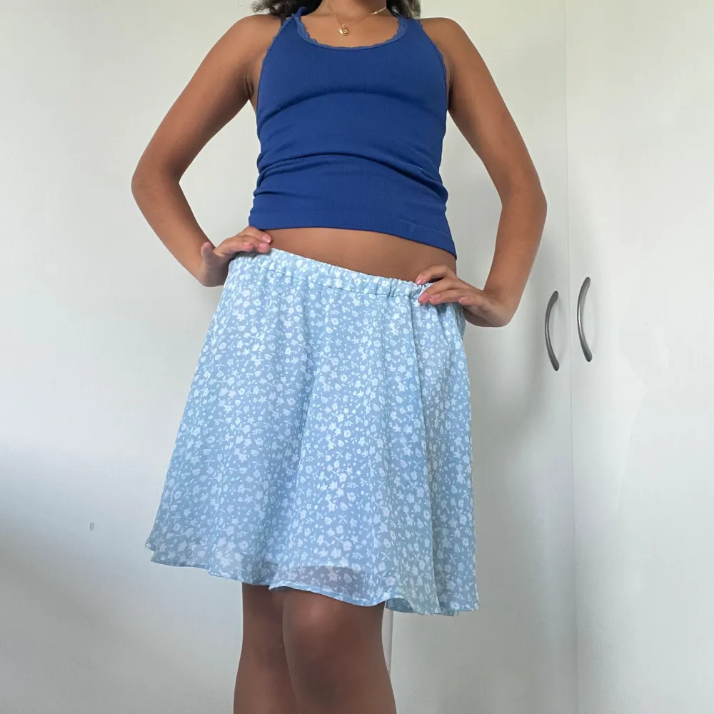 Säljer denna jätte finna blommiga kjol från NA-KD som är perfekt för sommarn. Kjolen är väldigt stretchig så kan passa från S-L. Kjolar.