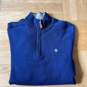 Morris half zip mörkblå - Säljer denna Morris half zip i färgen mörk blå. Använd endast ett fåtal gånger. 