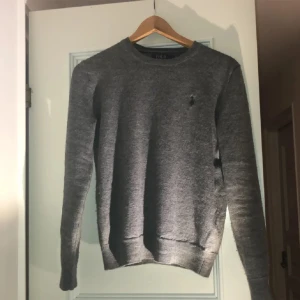Merino ull ralph lauren crewneck - Tja, Säljer denna feta RL tröjan. Den passar någon som är 165-175. På bilden är jag 173. Skriv priv om du har någon fråga som helst. Första bilden är från annonsen jag köpte ifrån därför blurrig.
