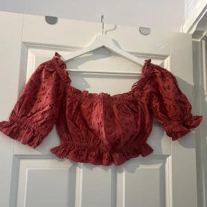 Topp - Mönstrad croppad sommartopp. Storlek 36. Köparen står för ev frakt. 