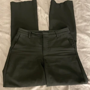 Kostymbyxor  - Svarta kostymbyxor från bikbok. Dom är använda och det finns skavanker(se bild 3) annars är dom fina. Det är kostymbyxan Vilma. Dom är normala i storleken. 