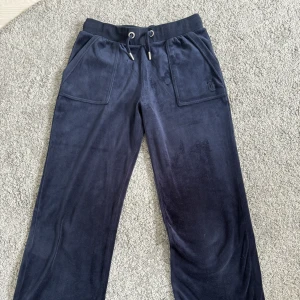 Blå juicy couture byxor💙 - Säljer för att de är för korta för mig! Det är i storlek 10/11 men måtten i midjan är 32cm och i benen 63cm. Aldrig använda💓 Frakt tillkommer!