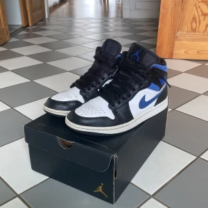 Jordan 1 mid  - Storlek 40,5 Använda men i bra skick Blå, svart och vita färger Nypris 2800kr 