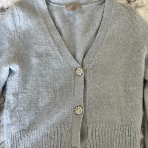 Kofta från hm🩵 - Blå kofta från hm, har ”klippta” armar med silver knappar, säljer pga den inte kommer till användning, storlek xs⭐️