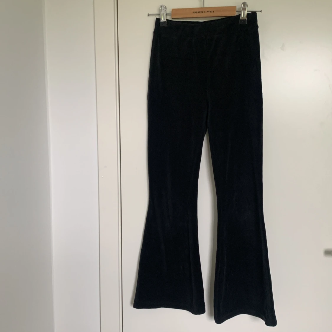 Svarta utsvängda byxor stl 140