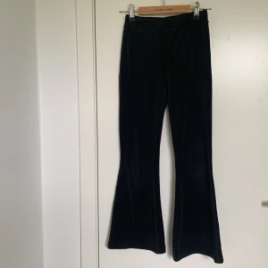 Svarta utsvängda byxor stl 140 - Helt okej skick. Sammet tyg.