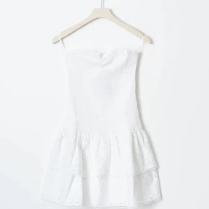 Gina klänning - Säljer nu min fina fina klänning från Gina då jag behöver pengar, nästan HELT slutsåld!!💖💖 Passar Xs-M!!