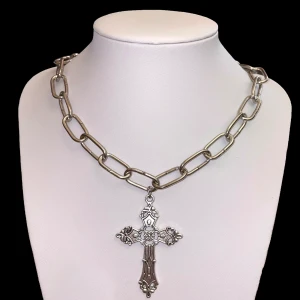 korshalsband i kedja - korshalsband gjort av berlock och kedja i rostfrittstål👀 halsbandet är 39 cm långt men jag kan alltid justera längden till längre eller kortare på efterfrågan