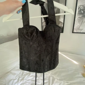 korset ifrån shein!! - Säljer denna fina korset ifrån shein säljer då den inte kommer till användning, den är endast använd en gång på halloween! Säljer för 50kr strl: XS💗💓🫧