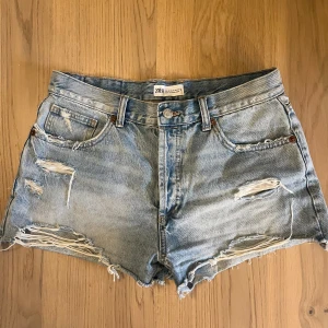 Zara jeansshorts  - Ljusblå jeansshorts från zara, medelhög/hög midja, storlek 40. Använda fåtal ggr då dem är fel storlek för mig. 