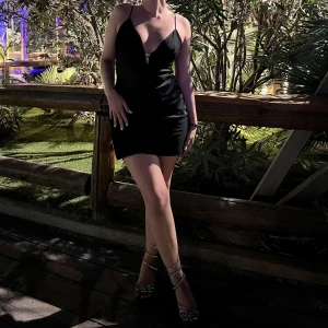 Klänning - En svart klänning med strass i mitten, extremt fin och har använts endast en gång☀️💞