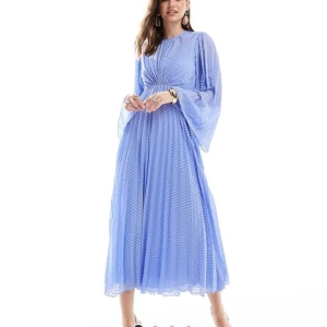 Blå klänning  - Plisserad maxiklänning från ASOS, helt ny med lappar kvar, säljes pga fel storlek. 