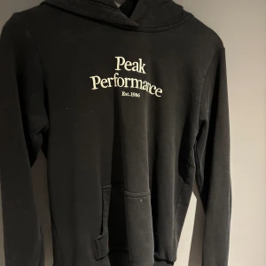 Peak performance Hoodie  - En peak performance hoodie som är använd en del. Finns även ett hål på ryggen som är igensydd. Vid mer bilder så är det bara att skriva 