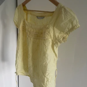 Gul blus  - Urgullig gul blus i linne material❤️❤️ inga defekter . Knytning . Ny. Har ingen bild på då den är för stor ❤️