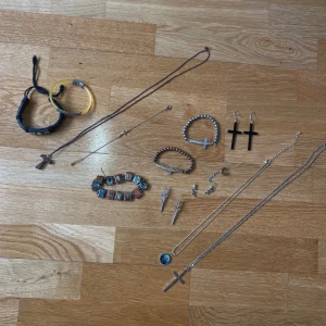 Kristen - vibe - smycken - Säljer smycken som ej går till användning i hopp om att nån hittar något älskvärt💘 Köps som på bild, inga utbyten. Hoppas du blir nöjd🥰