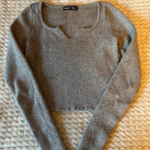 Stickad tröja  - Stickad tröja från shein, den är i nyskick💓