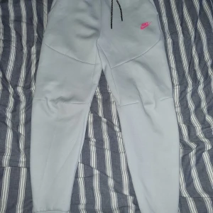 Vit rosa nike tech fleece byxor 750kr - Superbra skick, använda 2 gånger Storlek S Köpta från JD sports.