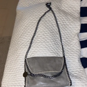 Handväska  - Säljer denna super fina handväskan💘💘använd ett par gånger och finns lite difekter på väskan däravpriset men inget man tänker på💘💘super användbar och populär💘(inte äkta)💘💘pris kan diskuteras 💘