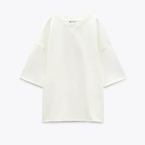 Kortärmad sweatshirt  - Slutsåld vit kortärmad sweatshirt från Zara. Oanvänd med prislappen kvar💗💗