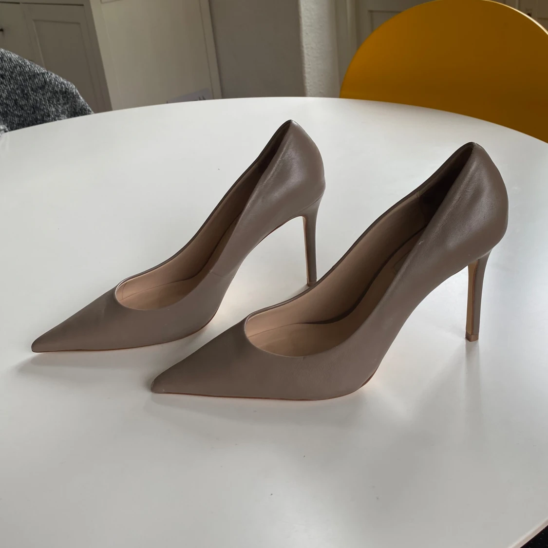 Klackar i fuskläder  - 90