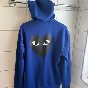 COMME des GARCONS hoodie - Säljer denna blå CDG zip hoodie som är i  väldigt bra skick. Storlek XL men sitter bra på L, skriv för fler frågor! 