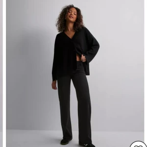 Kostymbyxor  - Kostymbyxor i nytt skick från Nelly i storlek S. Byxorna är aldrig använda då de va för små och de är i en lågmidjad modell🤍🤍